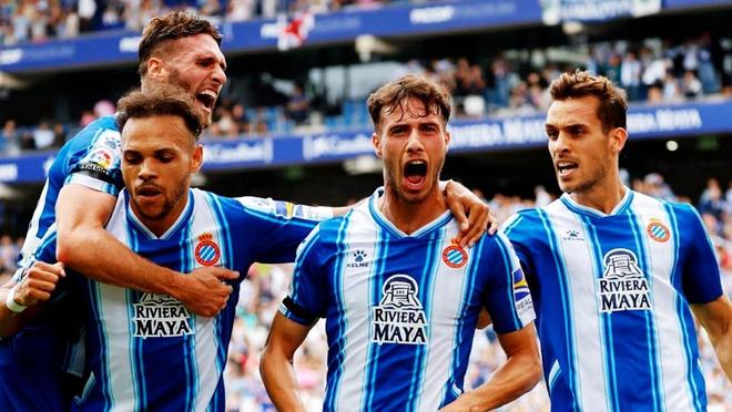 德甲生涯第10次戴帽，凯恩赛后将比赛用球带走收藏（凯恩德甲第10次上演帽子戏法，赛后带走比赛用球留作纪念）