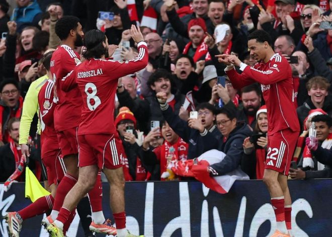 💥愤怒了！梅西离开体育场后，球迷冲场投水瓶+撕毁海报（梅西离场后爆发骚乱：球迷冲入场内投掷水瓶并撕毁海报）