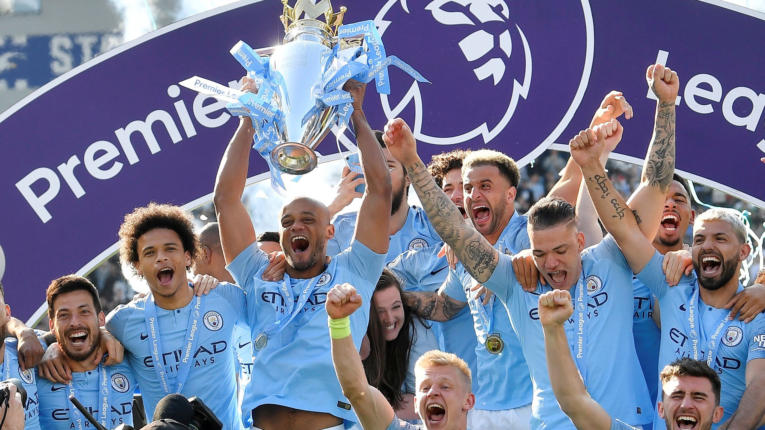 帕斯精彩晃动转身让老大哥劳塔罗滑倒（帕斯炫技转身过人，老大哥劳塔罗被晃倒）