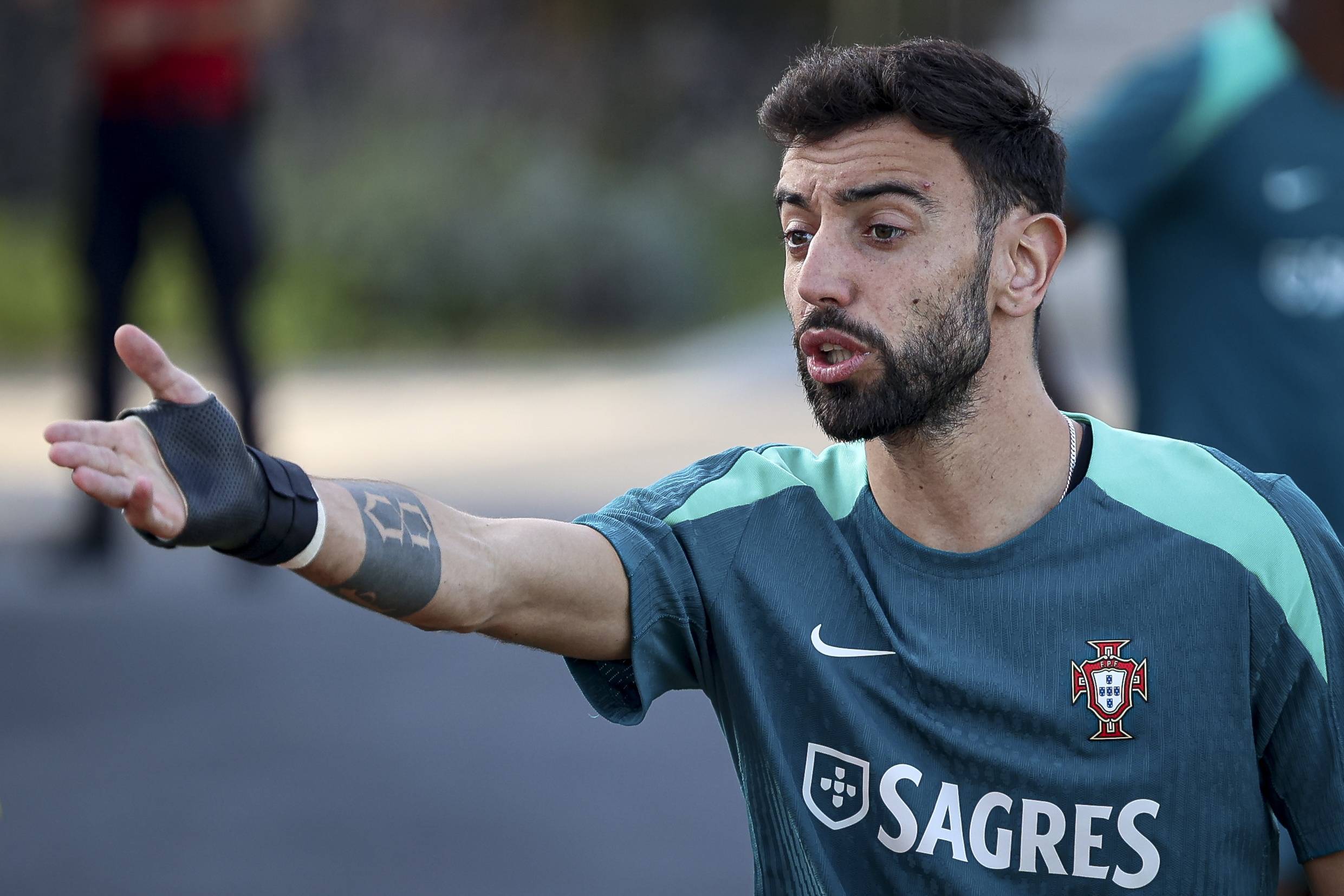 他真把足球踢成艺术了（他用脚步谱写足球的艺术）