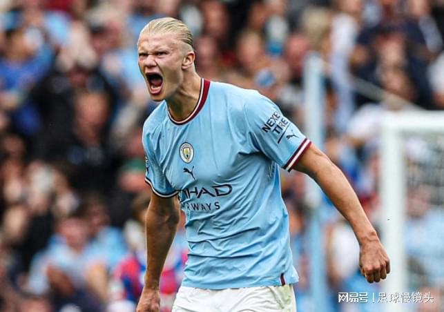 基米希穿充气南瓜装庆祝万圣节，德国队友劳姆赞其为“超模”（基米希穿充气南瓜服庆祝万圣节，德国队友劳姆直呼像超模）